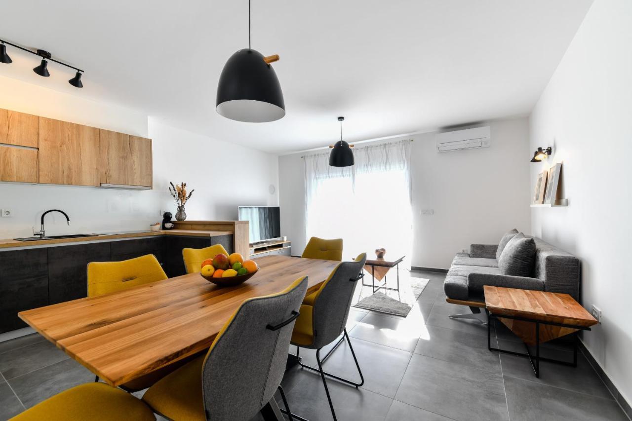 Spacious Apartment Nero With Free Parking Zadar Exterior photo