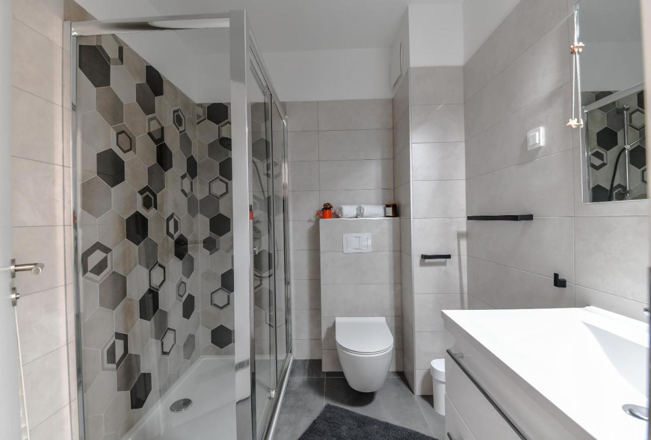 Spacious Apartment Nero With Free Parking Zadar Exterior photo